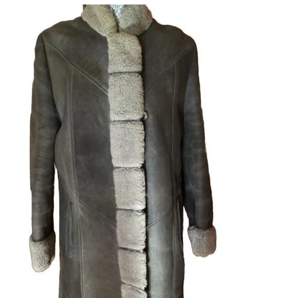 Beautiful shearling coat, stands collar. - Picture 1 of 9